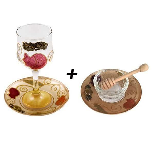 סט מהודר לערב ראש השנה. כוס קידוש יוקרתית מזכוכית עם עיטורי רימונים בעבודת עם תחתית + כלי לדבש מהודר עם צלוחית בצביעה ידנית. מחיר מבצע אתר מתנות ישראל