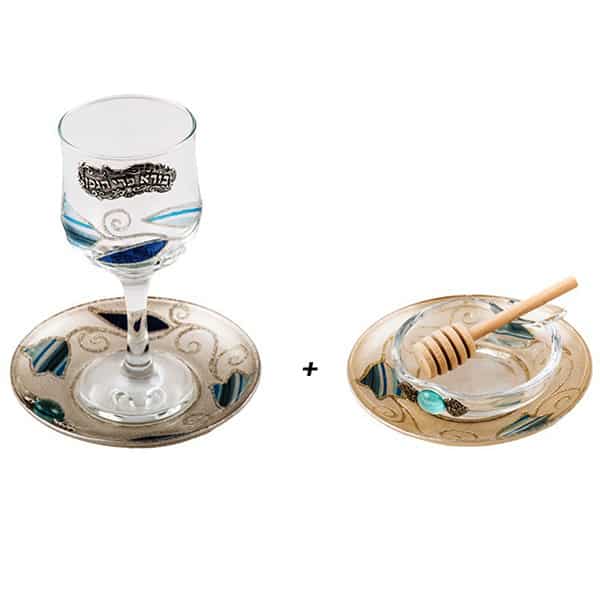 סט מהודר לערב ראש השנה. כוס קידוש יוקרתית מזכוכית עם עיטורי רימונים בעבודת עם תחתית + כלי לדבש מהודר עם צלוחית בצביעה כחולה ידנית. מחיר מבצע אתר מתנות ישראל