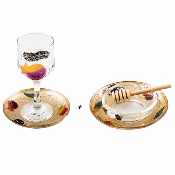 סט מהודר לערב ראש השנה. כוס קידוש יוקרתית מזכוכית עם עיטורי רימונים בעבודת עם תחתית + כלי לדבש מהודר עם צלוחית בצביעה ידנית. מחיר מבצע אתר מתנות ישראל