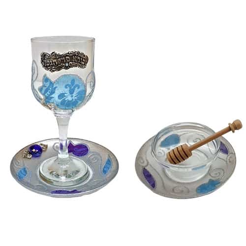 סט מהודר לערב ראש השנה. כוס קידוש יוקרתית מזכוכית עם עיטורי רימונים בעבודת עם תחתית מוכסף + כלי תואם לדבש מהודר עם צלוחית בצביעה כחולה ידנית. מחיר מבצע אתר מתנות ישראל