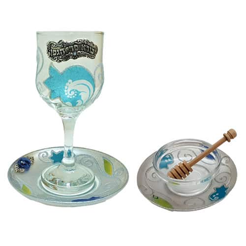 סט מהודר לערב ראש השנה. כוס קידוש יוקרתית מזכוכית עם עיטורי רימונים בעבודת עם תחתית מוכסף + כלי תואם לדבש מהודר עם צלוחית בצביעה כחולה ידנית. מחיר מבצע אתר מתנות ישראל