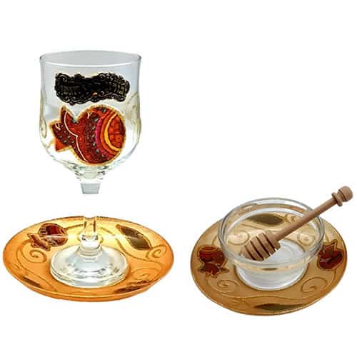 סט מהודר לערב ראש השנה. כוס קידוש יוקרתית מזכוכית עם עיטורי רימונים בעבודת עם תחתית + כלי לדבש מהודר עם צלוחית בצביעה ידנית. מחיר מבצע אתר מתנות ישראל