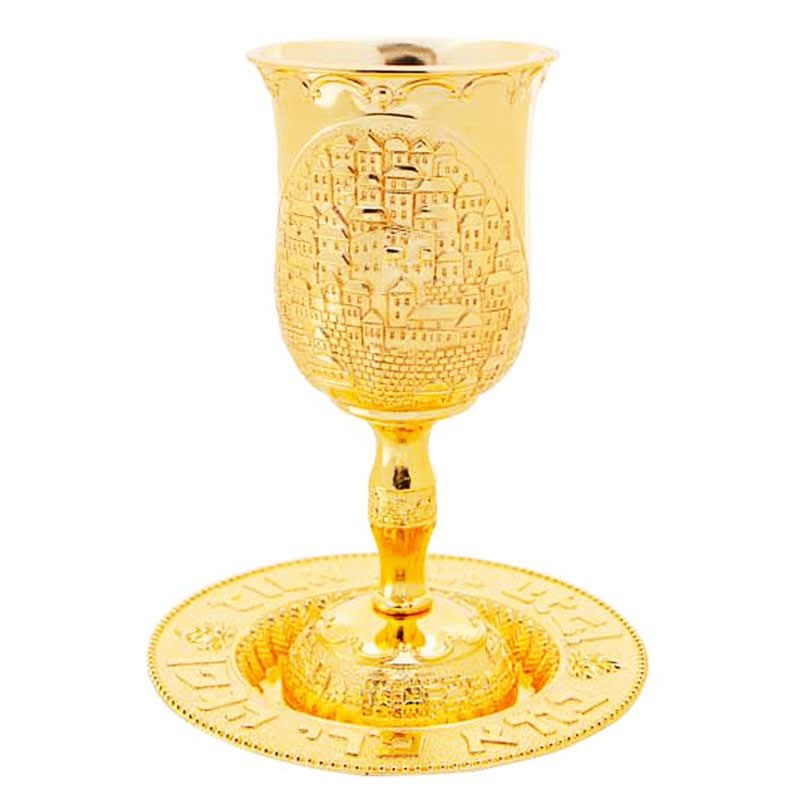 גביע קידוש מהודר ( 15 ס"מ ) "עיטורי ירושלים" עם רגל מפיוטר עם ציפוי זהב. כולל תחתית תואמת עם כיתוב: "בורא פרי הגפן". מגיע עם כוס פלסטיק פנימית לשטיפה קלה. מחיר מבצע מיוחד!