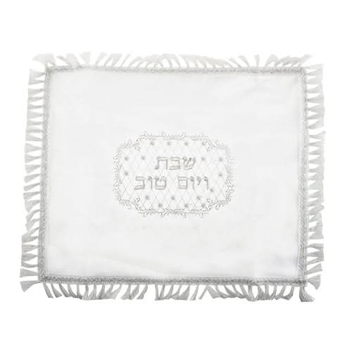 כיסוי חלה לבן מסטן עם רקמה אובלית "שבת ויום טוב" ( 58x48 סמ ). כיסוי מהודר באיכות מעולה! רקמת כסף של עיטורים מהממים סביב. מחיר מבצע באתר מתנות ישראל