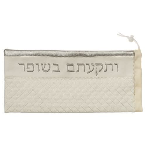 תיק מהודר לשופר דמוי עור וקטיפה (19X40 ס"מ). כיתוב "ותקעתם בשופר" במרכז התיק. מחיר מבצע אתר מתנות ישראל