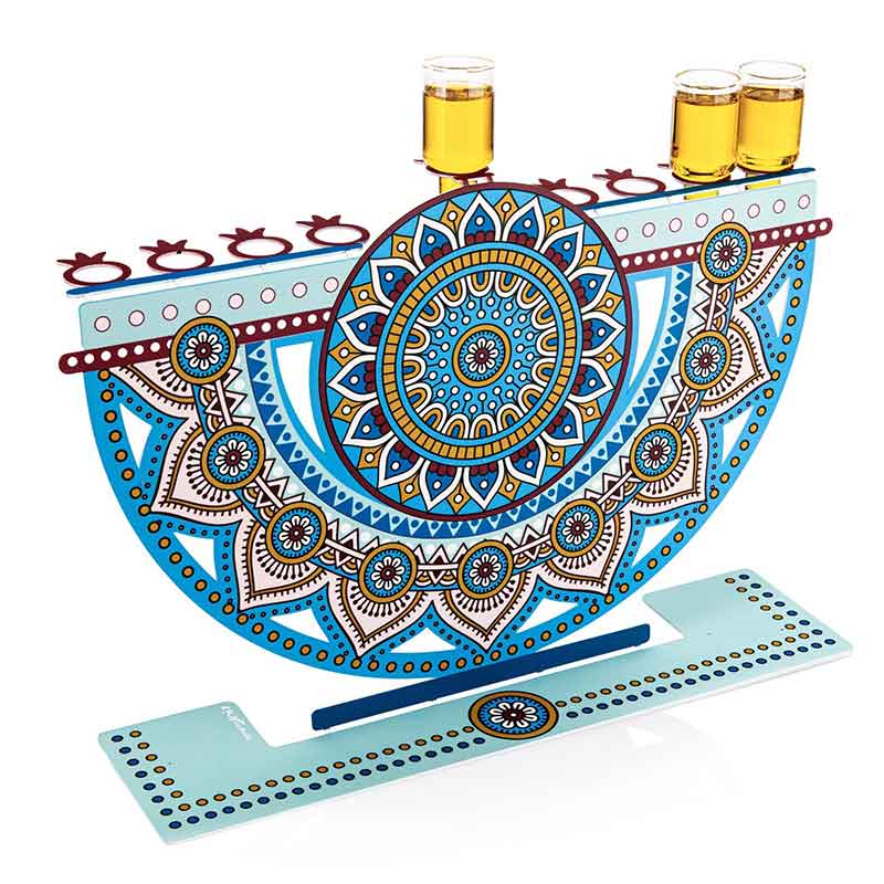 חנוכייה דגם "מכבי" חנוכיית מתכת צבעונית בדגם מתאים להדלקה עם שמן. גודל: 8*20*31 ס"מ. מחיר מבצע מיוחד באתר מתנות ישראל. מעוצב ומיוצר ע"י אמנית היודאיקה דורית קליין