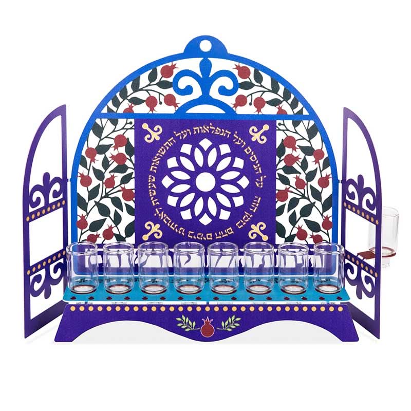 חנוכייה קהילות ישראל דגם "רימונים" חנוכיית מתכת צבעונית בדגם מתאים להדלקה עם שמן. בחנוכייה זו שילבנו את הטקטס "על הניסים ועל הנפלאות ועל התשועות שעשית לאבותינו בימים ההם בזמן הזה". גודל: 7.5*25*30 ס"מ. מחיר מבצע מיוחד באתר מתנות ישראל