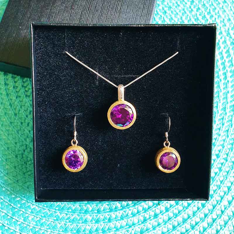 סט מהמם מכסף 925 הכולל זוג עגילים עגולים עם הברשה מכסף 925 משובצים בקריסטלים סגולים ועם ציפוי זהב יוקרתי + תליון כסף 925 תואם משובץ קריסטל. מחיר מבצע הכולל שליח עד הבית