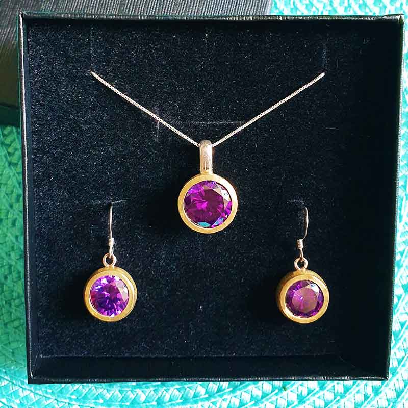 סט מהמם מכסף 925 הכולל זוג עגילים עגולים עם הברשה מכסף 925 משובצים בקריסטלים סגולים ועם ציפוי זהב יוקרתי + תליון כסף 925 תואם משובץ קריסטל. מחיר מבצע הכולל שליח עד הבית