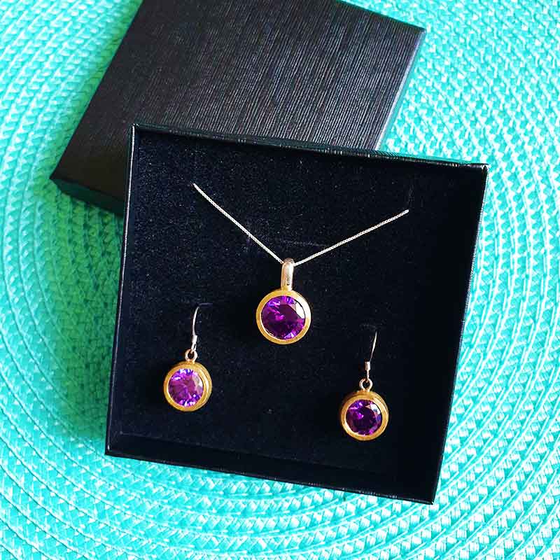 סט מהמם מכסף 925 הכולל זוג עגילים עגולים עם הברשה מכסף 925 משובצים בקריסטלים סגולים ועם ציפוי זהב יוקרתי + תליון כסף 925 תואם משובץ קריסטל. מחיר מבצע הכולל שליח עד הבית