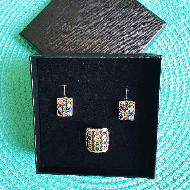 סט חשן מהודר מכסף 925 הכולל טבעת חשן + עגילים תואמים משובצים ב 12 קריסטלים המסמלים את 12 שבטי ישראל. מגיע עם קופסת מתנה מהודרת בעבודת יד. מחיר מבצע עם שליח עד הבית.