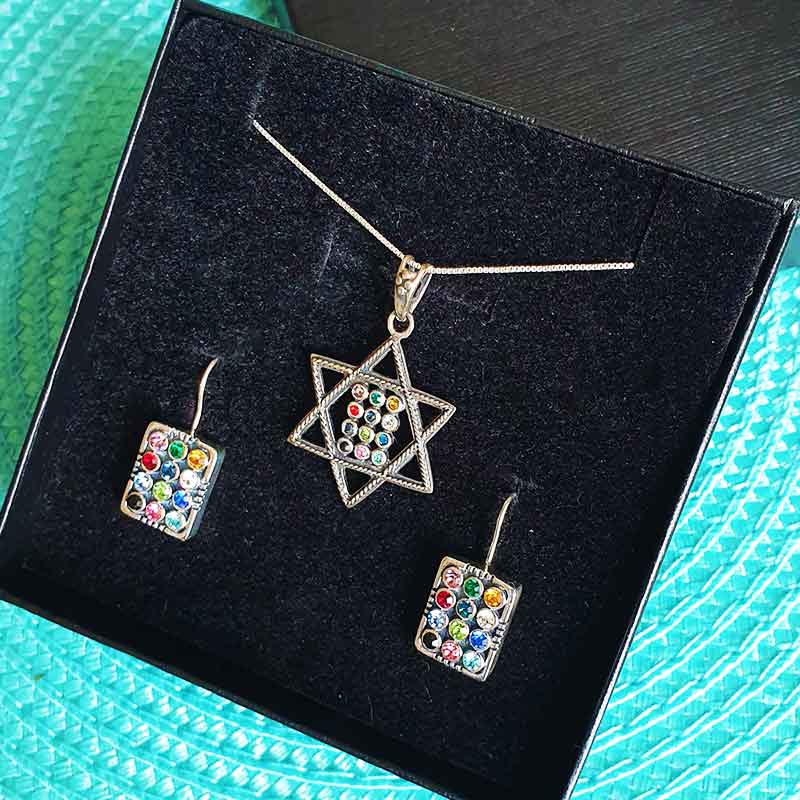 סט חשן מהודר מכסף 925 הכולל שרשרת חשן מגן דוד עם עיטורים + עגילי חשן מרובעים משובצים ב 12 קריסטלים המסמלים את 12 שבטי ישראל. מגיע עם קופסת מתנה מהודרת בעבודת יד. מחיר מבצע עם שליח עד הבית.