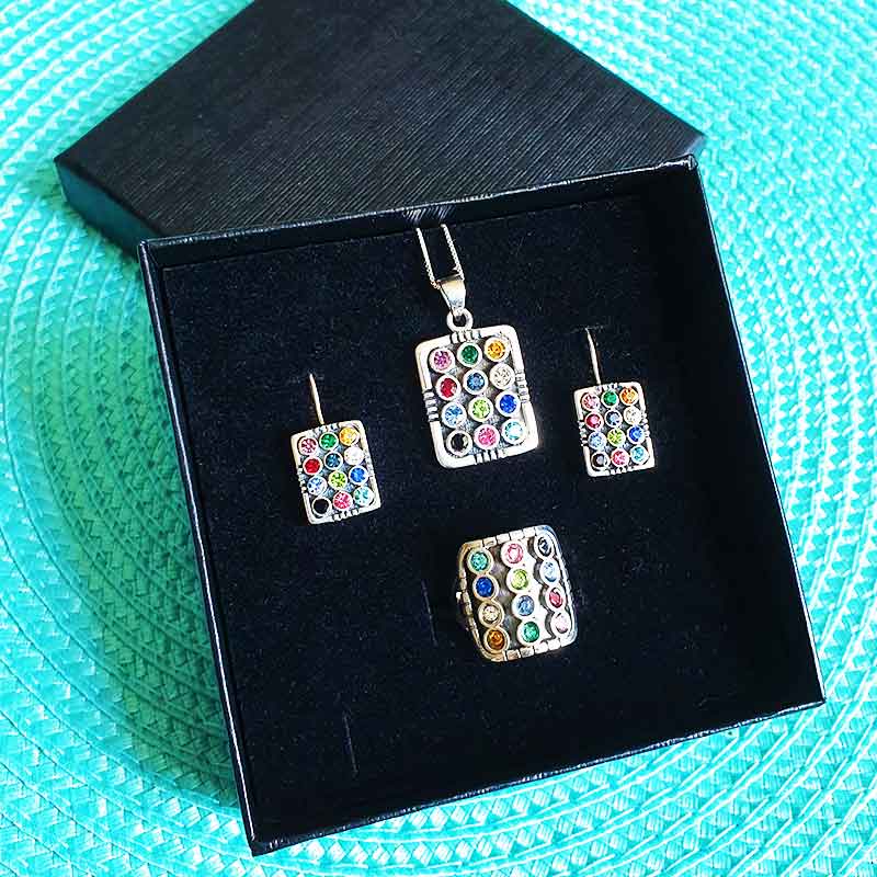 סט חשן מהודר מכסף 925 הכולל שרשרת חושן + טבעת חשן + עגילים תואמים משובצים ב 12 קריסטלים המסמלים את 12 שבטי ישראל. מגיע עם קופסת מתנה מהודרת בעבודת יד. מחיר מבצע עם שליח עד הבית.