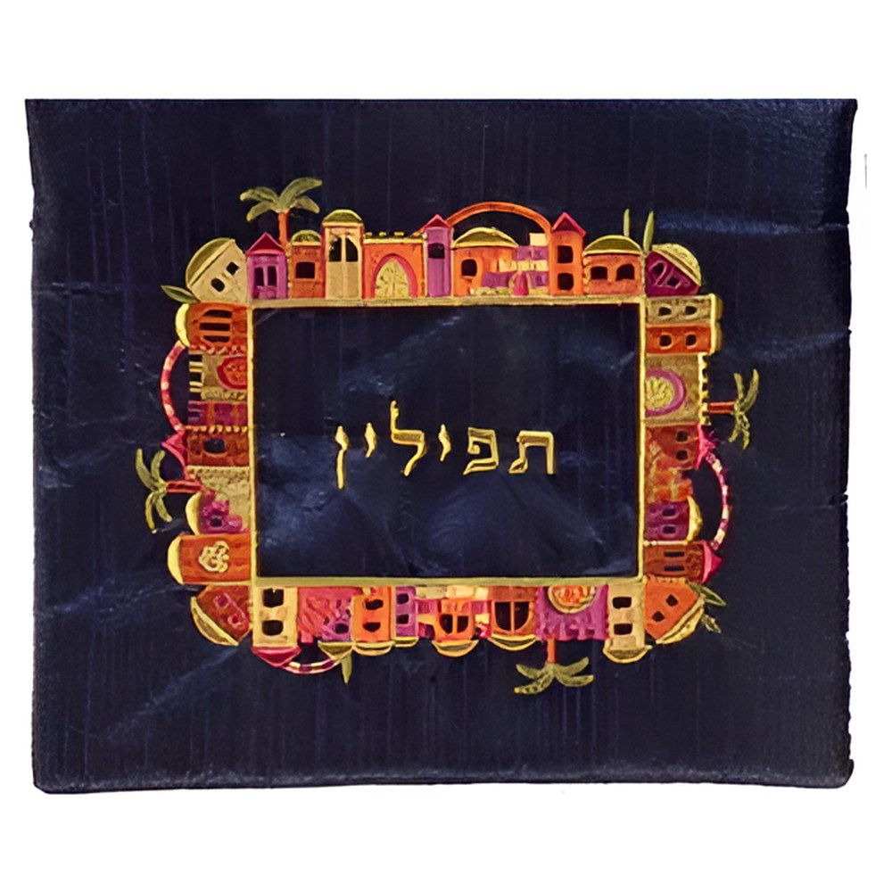 תיק תפילין רקום מסגרת ירושלים צבעוני על כחול – בתי העיר העתיקה ברקמה צבעונית סביב המילה "תפילין" על בד כחול כהה, יאיר עמנואל