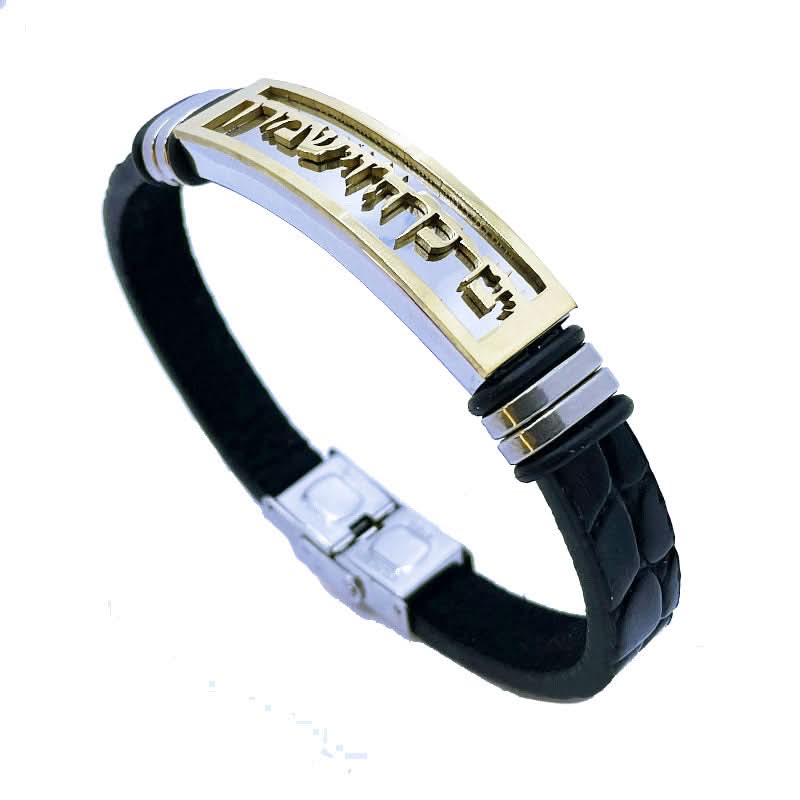 צמיד "יברכך ה' וישמרך" לגבר. עשוי עור סינטטי שחור עם עיטורי "עור נחש". סה"כ אורך 21 ס"מ(ניתן לקיצור). על גבי פלטת פלדת אל-חלד ישנה חריטת CNC איכותית מוזהבת עם הכיתוב: "יברכך ה' וישמרך". ציפוי זהב עמיד מאוד המבליט את הכיתוב. הצמיד המושלם לגבר או אישה. צמיד עמיד מאוד! . מתנה מקורית לגבר לכל אירוע – יום הולדת, גיוס לצה”ל, שחרור לצה”ל, מתנה למפקד/לבעל/לבן זוג וכו. צמיד עמיד מאוד ואיכותי. לא משחיר או מחליד. ולא מחליף צבע לעולם! אפשר להרטיב, להכניס למים, ים, ג’קוזי, לבריכה. במבצע! מגיע עם קופסת מתנה.