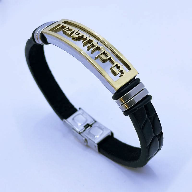 צמיד "יברכך ה' וישמרך" לגבר. עשוי עור סינטטי שחור עם עיטורי "עור נחש". סה"כ אורך 21 ס"מ(ניתן לקיצור). על גבי פלטת פלדת אל-חלד ישנה חריטת CNC איכותית מוזהבת עם הכיתוב: "יברכך ה' וישמרך". ציפוי זהב עמיד מאוד המבליט את הכיתוב. הצמיד המושלם לגבר או אישה. צמיד עמיד מאוד! . מתנה מקורית לגבר לכל אירוע – יום הולדת, גיוס לצה”ל, שחרור לצה”ל, מתנה למפקד/לבעל/לבן זוג וכו. צמיד עמיד מאוד ואיכותי. לא משחיר או מחליד. ולא מחליף צבע לעולם! אפשר להרטיב, להכניס למים, ים, ג’קוזי, לבריכה. במבצע! מגיע עם קופסת מתנה.