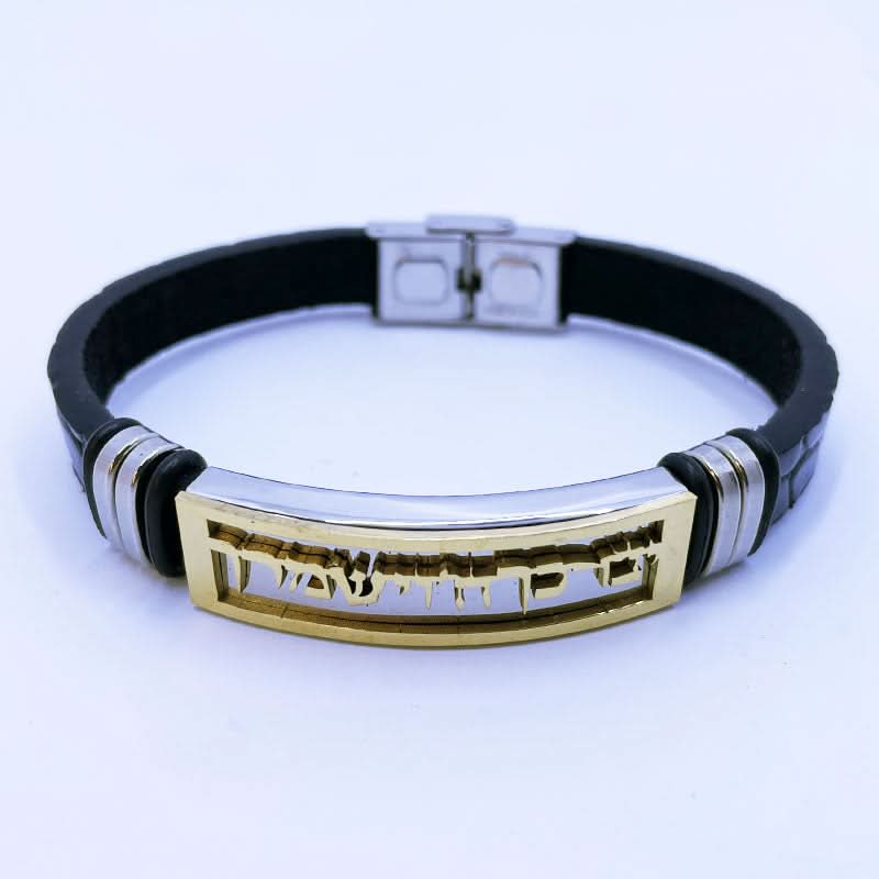 צמיד "יברכך ה' וישמרך" לגבר. עשוי עור סינטטי שחור עם עיטורי "עור נחש". סה"כ אורך 21 ס"מ(ניתן לקיצור). על גבי פלטת פלדת אל-חלד ישנה חריטת CNC איכותית מוזהבת עם הכיתוב: "יברכך ה' וישמרך". ציפוי זהב עמיד מאוד המבליט את הכיתוב. הצמיד המושלם לגבר או אישה. צמיד עמיד מאוד! . מתנה מקורית לגבר לכל אירוע – יום הולדת, גיוס לצה”ל, שחרור לצה”ל, מתנה למפקד/לבעל/לבן זוג וכו. צמיד עמיד מאוד ואיכותי. לא משחיר או מחליד. ולא מחליף צבע לעולם! אפשר להרטיב, להכניס למים, ים, ג’קוזי, לבריכה. במבצע! מגיע עם קופסת מתנה.