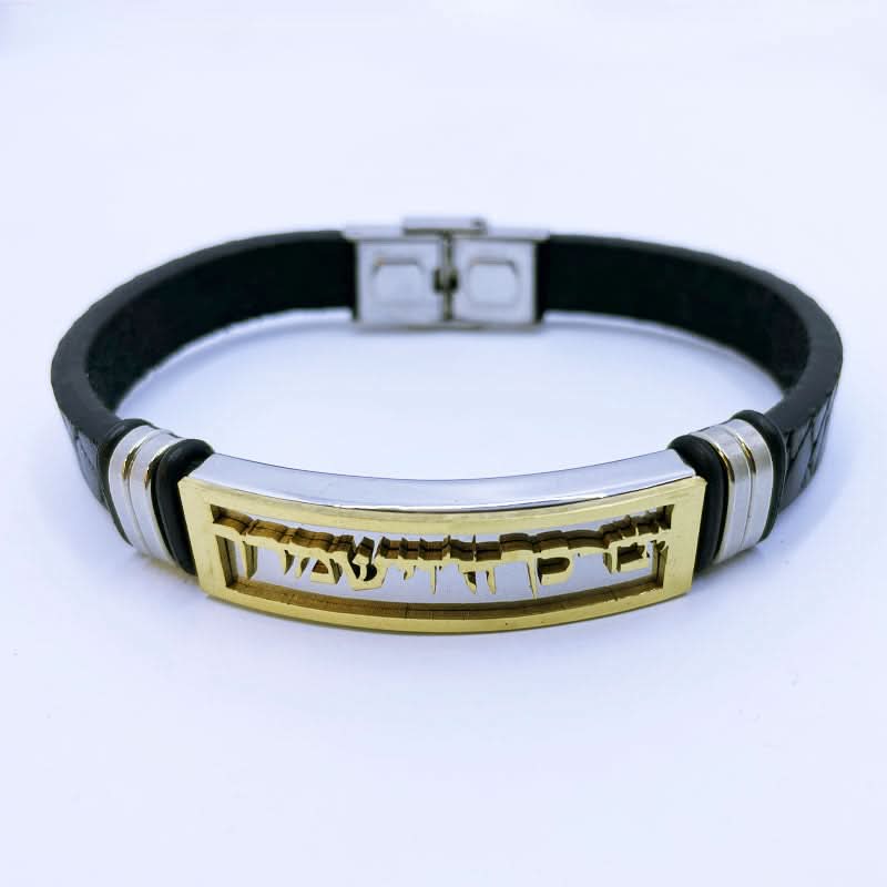 צמיד "יברכך ה' וישמרך" לגבר. עשוי עור סינטטי שחור עם עיטורי "תפרים". סה"כ אורך 21 ס"מ(ניתן לקיצור). על גבי פלטת פלדת אל-חלד ישנה חריטת CNC איכותית מוזהבת עם הכיתוב: "יברכך ה' וישמרך". ציפוי זהב עמיד מאוד המבליט את הכיתוב. הצמיד המושלם לגבר או אישה. צמיד עמיד מאוד! . מתנה מקורית לגבר לכל אירוע – יום הולדת, גיוס לצה”ל, שחרור לצה”ל, מתנה למפקד/לבעל/לבן זוג וכו. צמיד עמיד מאוד ואיכותי. לא משחיר או מחליד. ולא מחליף צבע לעולם! אפשר להרטיב, להכניס למים, ים, ג’קוזי, לבריכה. במבצע! מגיע עם קופסת מתנה.