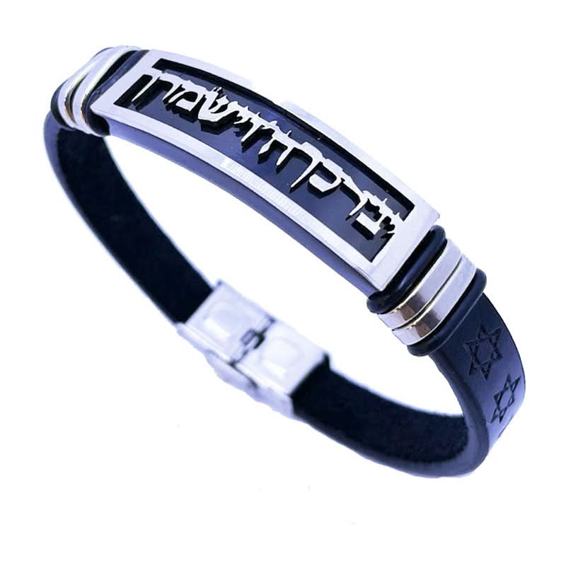 צמיד "יברכך ה' וישמרך" לגבר. עשוי עור סינטטי שחור עם עיטורי "מגני דוד". סה"כ אורך 21 ס"מ(ניתן לקיצור). על גבי פלטת פלדת אל-חלד מושחרת ישנה חריטת CNC איכותית עם הכיתוב: "יברכך ה' וישמרך". הצמיד המושלם לגבר או אישה. צמיד עמיד מאוד! מתנה מקורית לגבר לכל אירוע – יום הולדת, גיוס לצה”ל, שחרור לצה”ל, מתנה למפקד/לבעל/לבן זוג וכו. צמיד עמיד מאוד ואיכותי. לא משחיר או מחליד. ולא מחליף צבע לעולם! אפשר להרטיב, להכניס למים, ים, ג’קוזי, לבריכה. במבצע! מגיע עם קופסת מתנה.