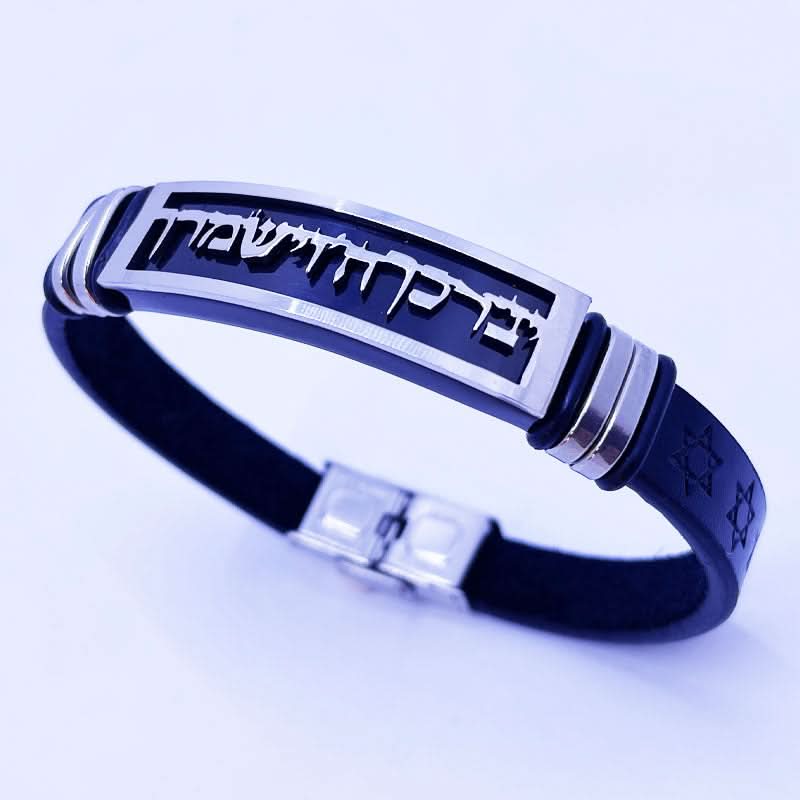 צמיד "יברכך ה' וישמרך" לגבר. עשוי עור סינטטי שחור עם עיטורי "מגני דוד". סה"כ אורך 21 ס"מ(ניתן לקיצור). על גבי פלטת פלדת אל-חלד מושחרת ישנה חריטת CNC איכותית מוזהבת עם הכיתוב: "יברכך ה' וישמרך". הצמיד המושלם לגבר או אישה. צמיד עמיד מאוד! מתנה מקורית לגבר לכל אירוע – יום הולדת, גיוס לצה”ל, שחרור לצה”ל, מתנה למפקד/לבעל/לבן זוג וכו. צמיד עמיד מאוד ואיכותי. לא משחיר או מחליד. ולא מחליף צבע לעולם! אפשר להרטיב, להכניס למים, ים, ג’קוזי, לבריכה. במבצע! מגיע עם קופסת מתנה.