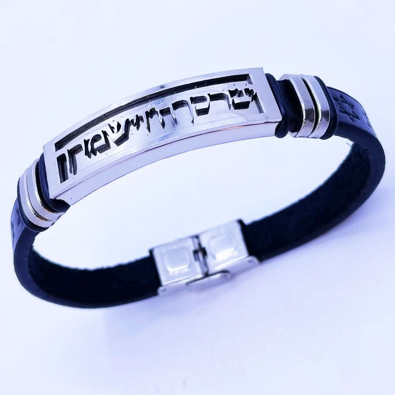 צמיד "יברכך ה' וישמרך" לגבר. עשוי עור סינטטי שחור עם עיטורי "מגני דוד"(סה"כ אורך 21 ס"מ(ניתן לקיצור). על גבי פלטת פלדת אל-חלד ישנה חריטת CNC איכותית עם הכיתוב: "יברכך ה' וישמרך". הצמיד המושלם לגבר או אישה. צמיד עמיד מאוד! מתנה מקורית לגבר לכל אירוע – יום הולדת, גיוס לצה”ל, שחרור לצה”ל, מתנה למפקד/לבעל/לבן זוג וכו. צמיד עמיד מאוד ואיכותי. לא משחיר או מחליד. ולא מחליף צבע לעולם! אפשר להרטיב, להכניס למים, ים, ג’קוזי, לבריכה. במבצע! מגיע עם קופסת מתנה.