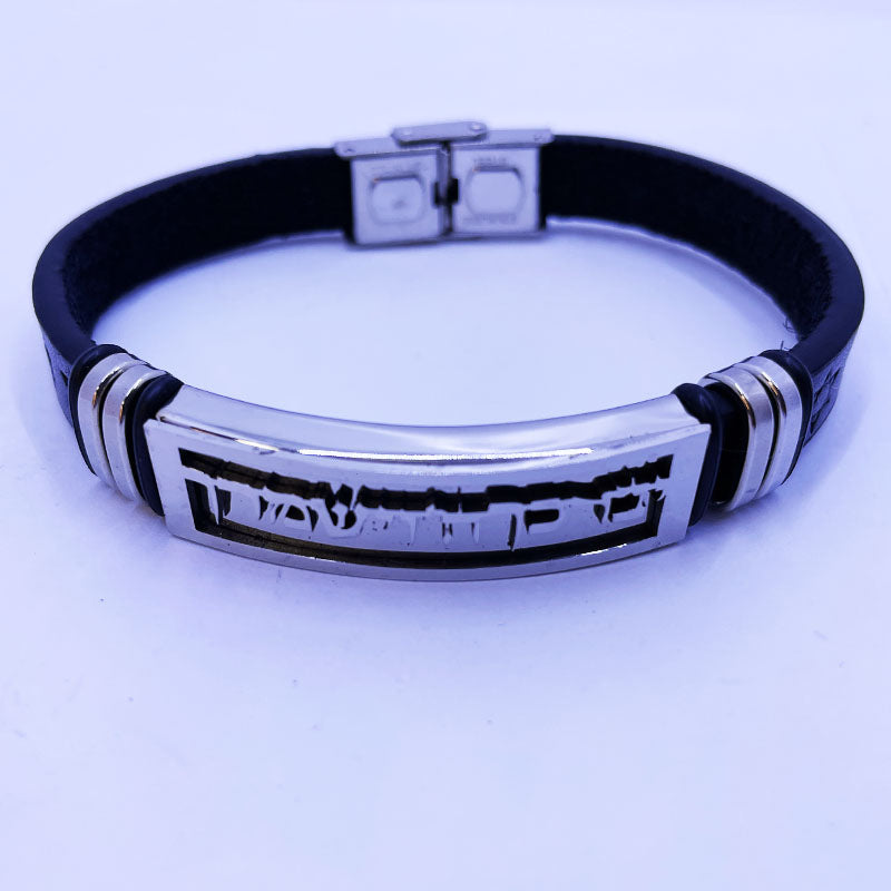 צמיד "יברכך ה' וישמרך" לגבר. עשוי עור סינטטי שחור עם עיטורי "מגני דוד"(סה"כ אורך 21 ס"מ(ניתן לקיצור). על גבי פלטת פלדת אל-חלד ישנה חריטת CNC איכותית עם הכיתוב: "יברכך ה' וישמרך". הצמיד המושלם לגבר או אישה. צמיד עמיד מאוד! מתנה מקורית לגבר לכל אירוע – יום הולדת, גיוס לצה”ל, שחרור לצה”ל, מתנה למפקד/לבעל/לבן זוג וכו. צמיד עמיד מאוד ואיכותי. לא משחיר או מחליד. ולא מחליף צבע לעולם! אפשר להרטיב, להכניס למים, ים, ג’קוזי, לבריכה. במבצע! מגיע עם קופסת מתנה.
