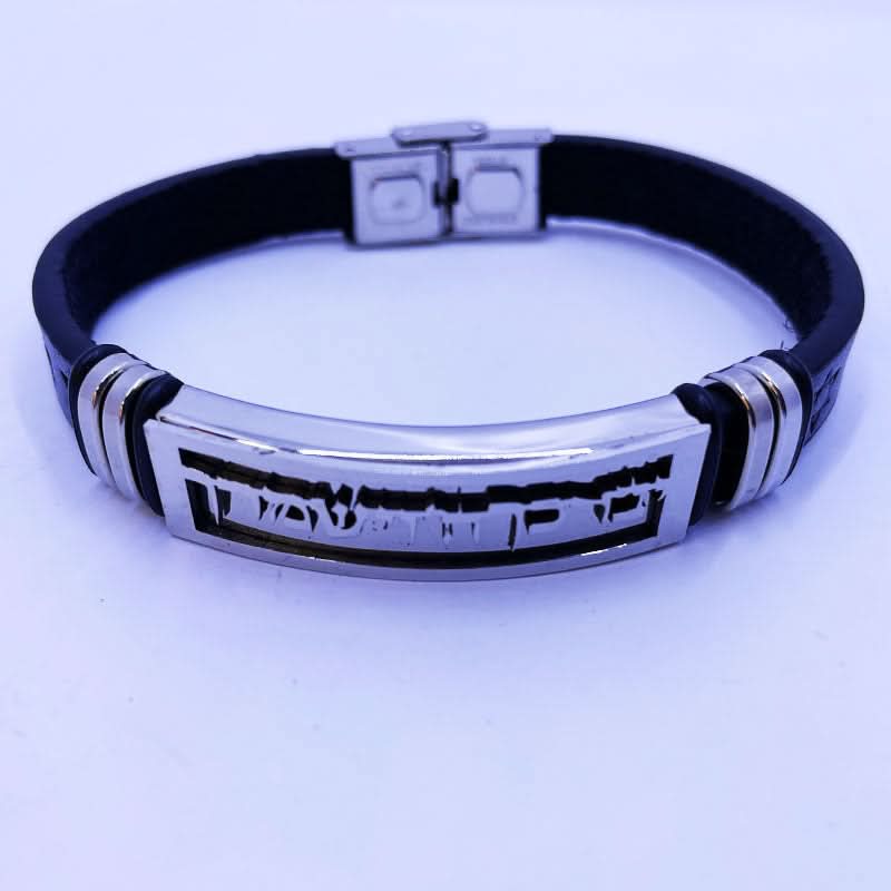 צמיד "יברכך ה' וישמרך" לגבר. עשוי עור סינטטי שחור עם עיטורי "מגני דוד"(סה"כ אורך 21 ס"מ(ניתן לקיצור). על גבי פלטת פלדת אל-חלד ישנה חריטת CNC איכותית עם הכיתוב: "יברכך ה' וישמרך". הצמיד המושלם לגבר או אישה. צמיד עמיד מאוד! מתנה מקורית לגבר לכל אירוע – יום הולדת, גיוס לצה”ל, שחרור לצה”ל, מתנה למפקד/לבעל/לבן זוג וכו. צמיד עמיד מאוד ואיכותי. לא משחיר או מחליד. ולא מחליף צבע לעולם! אפשר להרטיב, להכניס למים, ים, ג’קוזי, לבריכה. במבצע! מגיע עם קופסת מתנה.