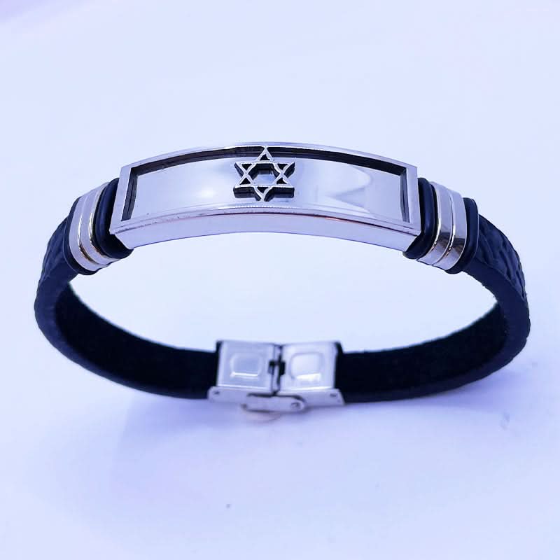 צמיד "מגן דוד" לגבר. עשוי עור סינטטי שחור עם עיטורי "שזירות"(סה"כ אורך 21 ס"מ(ניתן לקיצור). במרכז פלטת פלדת אל-חלד תוכלו למצוא מגן דוד. הצמיד המושלם לגבר. צמיד עמיד מאוד! מתנה מקורית לגבר לכל אירוע – יום הולדת, גיוס לצה”ל, שחרור לצה”ל, מתנה למפקד/לבעל/לבן זוג וכו. צמיד עמיד מאוד ואיכותי. לא משחיר או מחליד. ולא מחליף צבע לעולם! אפשר להרטיב, להכניס למים, ים, ג’קוזי, לבריכה. במבצע! מגיע עם קופסת מתנה.