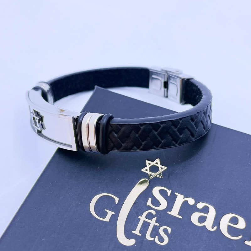 צמיד "מגן דוד" לגבר. עשוי עור סינטטי שחור עם עיטורי "שזירות"(סה"כ אורך 21 ס"מ(ניתן לקיצור). במרכז פלטת פלדת אל-חלד תוכלו למצוא מגן דוד. הצמיד המושלם לגבר. צמיד עמיד מאוד! מתנה מקורית לגבר לכל אירוע – יום הולדת, גיוס לצה”ל, שחרור לצה”ל, מתנה למפקד/לבעל/לבן זוג וכו. צמיד עמיד מאוד ואיכותי. לא משחיר או מחליד. ולא מחליף צבע לעולם! אפשר להרטיב, להכניס למים, ים, ג’קוזי, לבריכה. במבצע! מגיע עם קופסת מתנה.