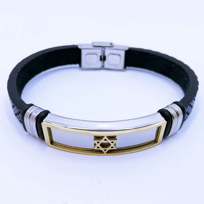 צמיד "מגן דוד" לגבר. עשוי עור סינטטי שחור עם עיטורים(סה"כ אורך 21 ס"מ(ניתן לקיצור). במרכז פלטת פלדת אל-חלד תוכלו למצוא מגן דוד ומסגרת מוזהבת. הצמיד המושלם לגבר. צמיד עמיד מאוד! מתנה מקורית לגבר לכל אירוע – יום הולדת, גיוס לצה”ל, שחרור לצה”ל, מתנה למפקד/לבעל/לבן זוג וכו. צמיד עמיד מאוד ואיכותי. לא משחיר או מחליד. ולא מחליף צבע לעולם! אפשר להרטיב, להכניס למים, ים, ג’קוזי, לבריכה. במבצע! מגיע עם קופסת מתנה.