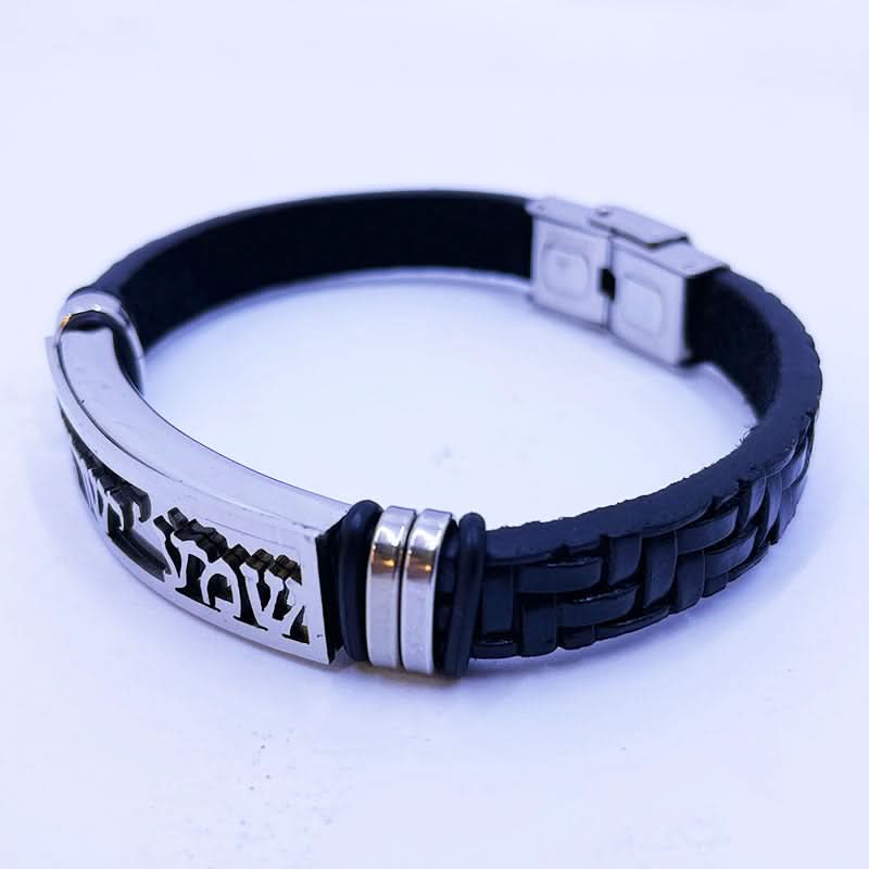 צמיד "שמע ישראל" לגבר. עשוי עור סינטטי שחור עם עיטורי "שזירות"(סה"כ אורך 21 ס"מ(ניתן לקיצור). על גבי פלטת פלדת אל-חלד ישנה חריטת CNC איכותית עם הכיתוב: "שמע ישראל". הצמיד המושלם לגבר או אישה. צמיד עמיד מאוד! מתנה מקורית לגבר לכל אירוע – יום הולדת, גיוס לצה”ל, שחרור לצה”ל, מתנה למפקד/לבעל/לבן זוג וכו. צמיד עמיד מאוד ואיכותי. לא משחיר או מחליד. ולא מחליף צבע לעולם! אפשר להרטיב, להכניס למים, ים, ג’קוזי, לבריכה. במבצע!  מגיע עם קופסת מתנה.