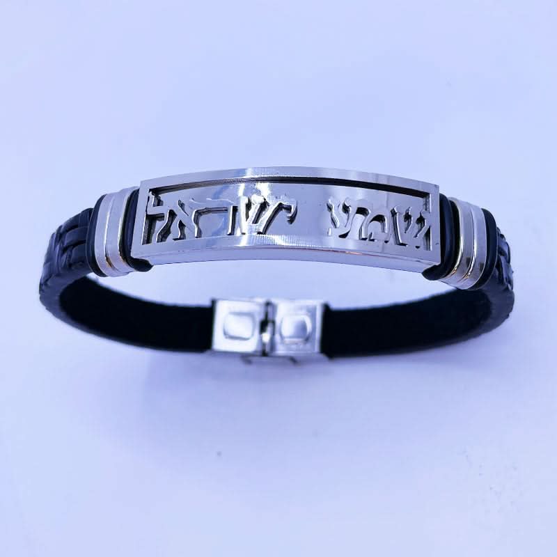 צמיד "שמע ישראל" לגבר. עשוי עור סינטטי שחור עם עיטורי "שזירות"(סה"כ אורך 21 ס"מ(ניתן לקיצור). על גבי פלטת פלדת אל-חלד ישנה חריטת CNC איכותית עם הכיתוב: "שמע ישראל". הצמיד המושלם לגבר או אישה. צמיד עמיד מאוד! מתנה מקורית לגבר לכל אירוע – יום הולדת, גיוס לצה”ל, שחרור לצה”ל, מתנה למפקד/לבעל/לבן זוג וכו. צמיד עמיד מאוד ואיכותי. לא משחיר או מחליד. ולא מחליף צבע לעולם! אפשר להרטיב, להכניס למים, ים, ג’קוזי, לבריכה. במבצע!  מגיע עם קופסת מתנה.