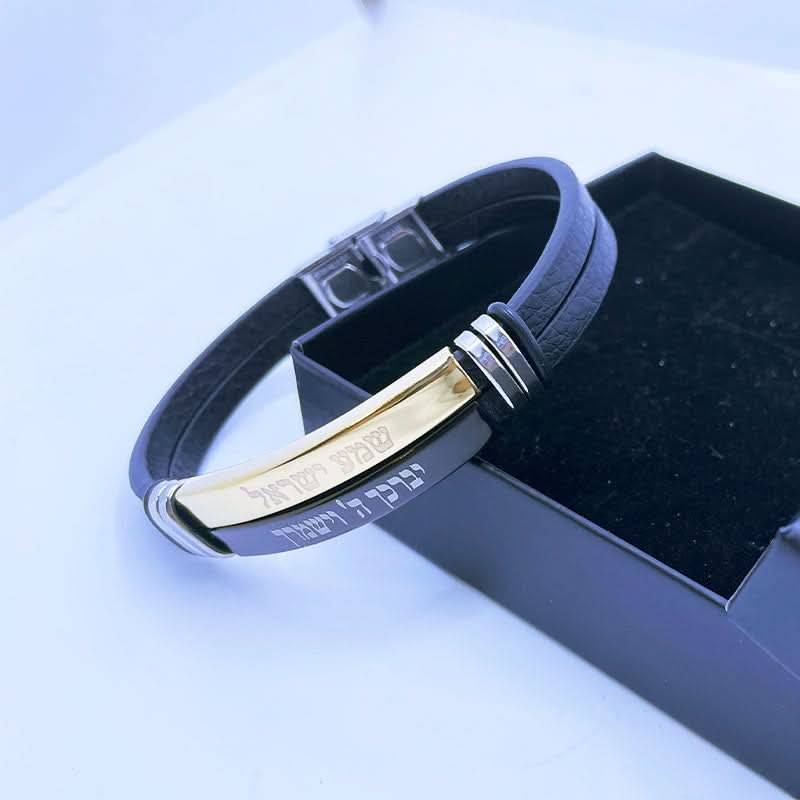 צמיד 2 ברכות:"שמע ישראל" ו-"יברכך ה וישמרך" לגבר מסטיל(פלדת אל חלד). מגיע עם רצועת עור כפולה ו2 פלטות סטיל עם הכיתובים. ציפוי PVD חזק זהב צהוב ושחור חזק. ניתן לקיצור! מחיר מבצע באתר מתנות ישראל.