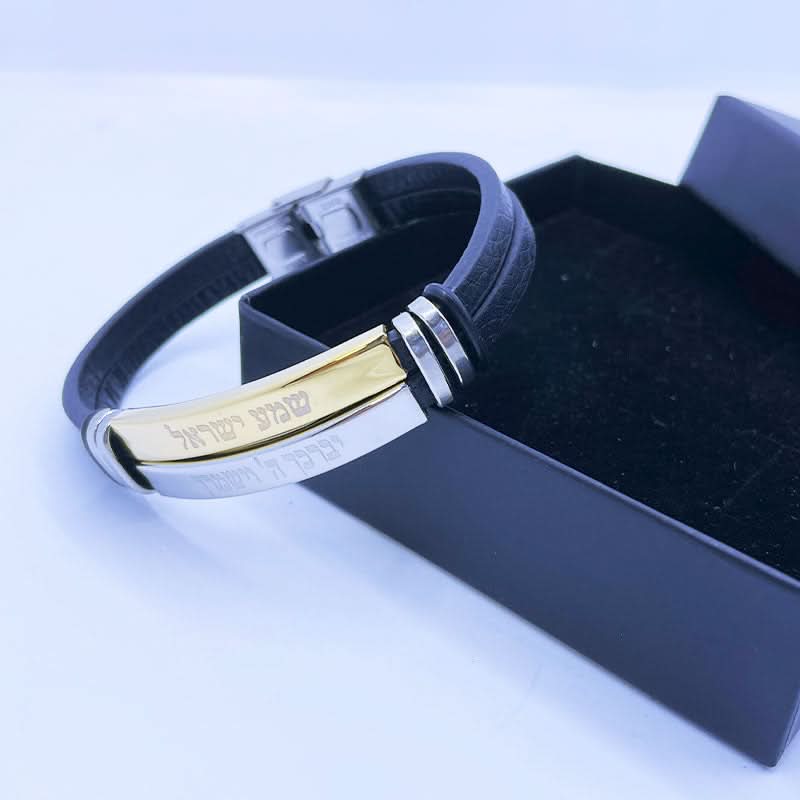 צמיד 2 ברכות:"שמע ישראל" ו-"יברכך ה וישמרך" לגבר מסטיל(פלדת אל חלד). מגיע עם רצועת עור כפולה ו2 פלטות סטיל עם הכיתובים. ציפוי PVD שחור חזק. ניתן לקיצור! מחיר מבצע באתר מתנות ישראל.