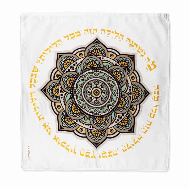 מפית מהודרת צבעונית למצות בעיצובה של האמנית דורית קליין. מפית מרובעת למצה מסדרת ה"וינטג'" שלנו. המפית בעלת שלושה כיסים ומתאימה לשלוש מצות מרובעות או לשלוש מצות עגולות קטנות. עם הכיתוב: "מַה נִּשְׁתַּנָּה הַלַּיְלָה הַזֶּה מִכָּל הַלֵּילוֹת שֶׁבְּכָל הַלֵּילוֹת אָנוּ אוֹכְלִין חָמֵץ וּמַצָּה, הַלַּיְלָה הַזֶּה כֻּלּוֹ מַצָּה?". מתנה מושלמת לחג הפסח. מחיר מבצע באתר מתנות ישראל