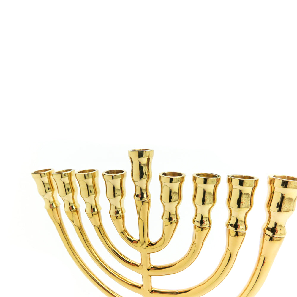 חנוכייה קלאסית מנחושת בגוון זהב - תמונה 4 - יאיר עמנואל