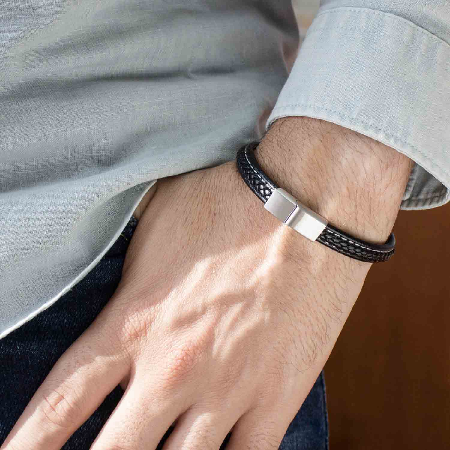 צמיד לגבר \ אישה מעור PU שחור עם סוגר מגנטי (21 ס"מ)