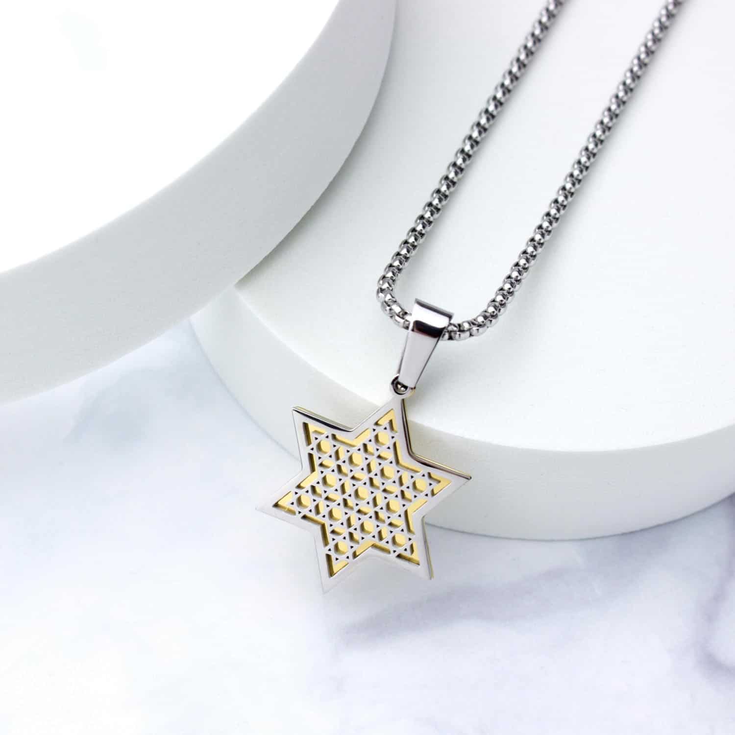 שרשרת מגן דוד(2.4 ס"מ) לגבר או לאישה עם ציפוי זהב PVD יוקרתי. עשרות מגני דוד על רקע מוזהב צעיר. עיצוב מודרני. כולל שרשרת סטיל עבה. מחיר מבצע אתר מתנות ישראל.