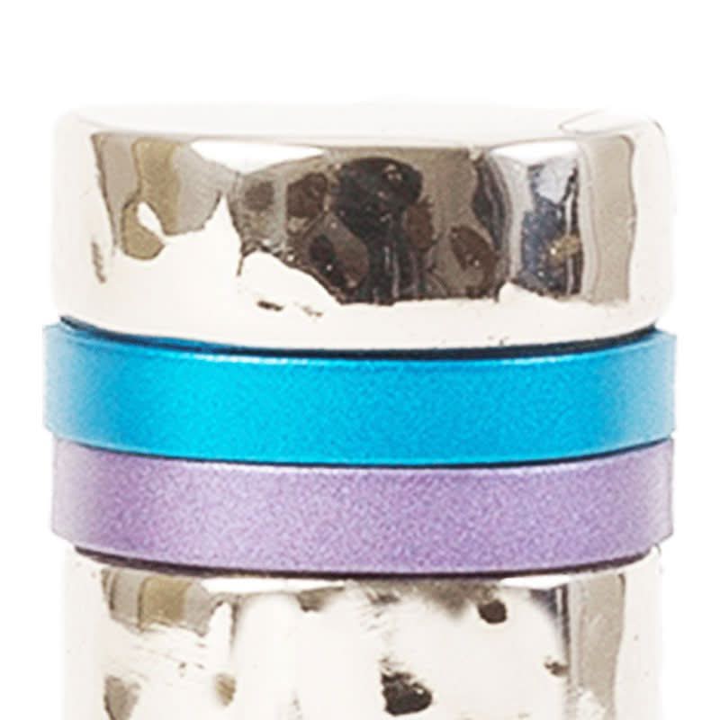 מזוזה מעוצבת ( 12*3*1.5 ס"מ ) מנירוסטה מרוקע בעבודת יד עם הכיתוב:"ה" - בשילוב חציי טבעות בגוונים צבעוניים מהממים בציפוי אנודייז. מעוצב ומיוצר ע"י האמן יאיר עמנואל. עבור קלפים בגודל 10 ס"מ. מחיר מבצע אתר מתנות ישראל