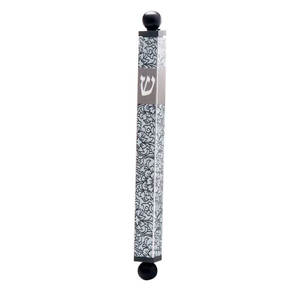 בית מזוזה "פרחים שחורים" - צינורית אלומיניום בסגירת חרוזים מושחרים, והדפס UV של פרחים בשחור על רקע אפור על כל היקף המוצר - לקלף באורך 12 ס"מ - מעוצב ומיוצר ע"י האמנית דורית קליין. מחיר מבצע מתנות ישראל