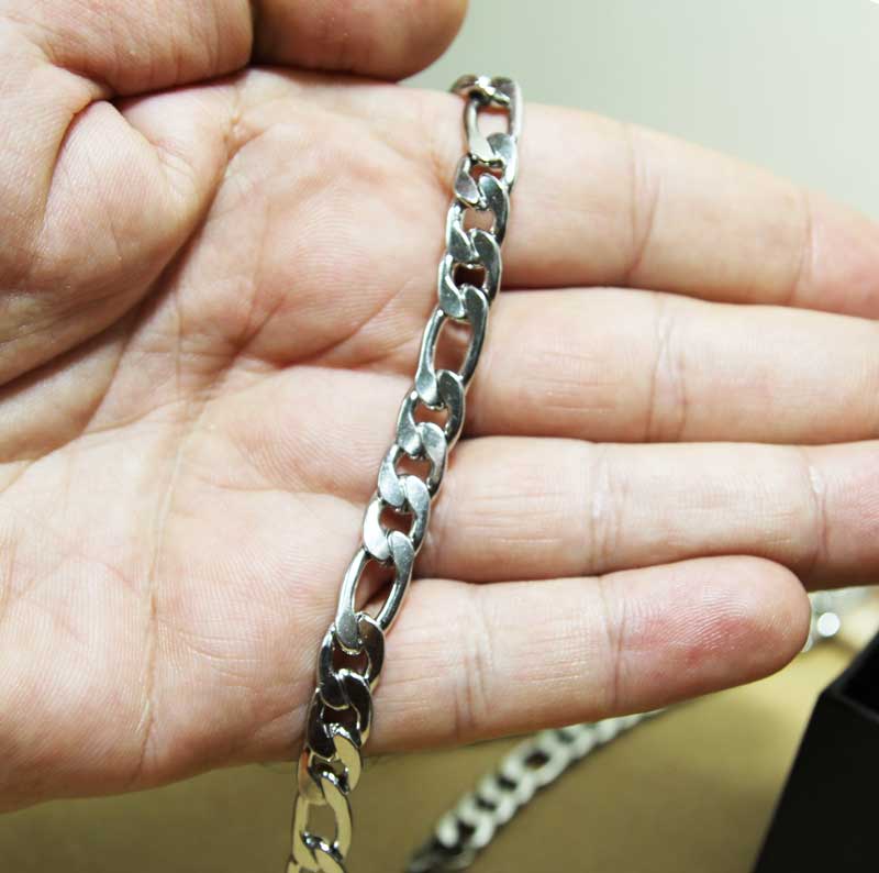 שרשרת מפלדת אל-חלד רפואי איכותי מהמם! המחיר הכי זול בישראל! מחיר הכרות מיוחד לזמן מוגבל. שרשרת סטיל "פיגרו" עבה. אורך 60 ס"מ. לא משחיר ולא מחליף צבע לעולם! עמיד למים.