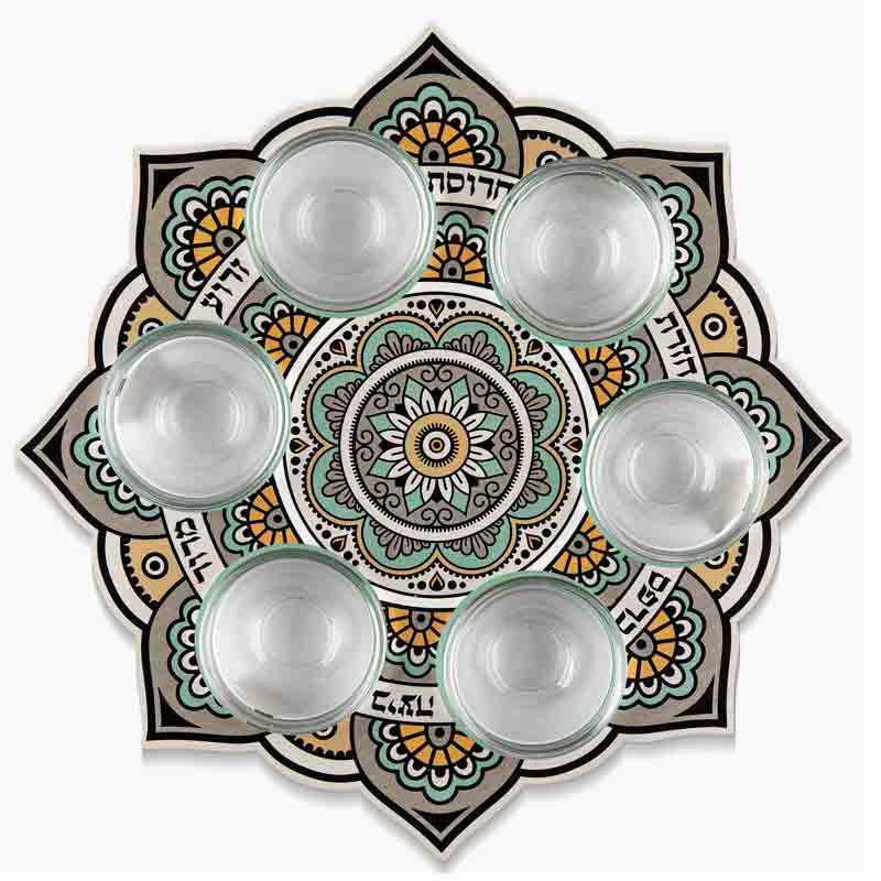 קערת לליל סדר מהודרת ממתכת (32 ס"מ). צלחת סדר בחיתוך ייחודי ובעיטור מנדלה, לעיצוב שולחן ליל סדר מקסים ומרגש. עיצוב המנדלה ובחירת הצבעים בהשראת הדפסי וינטג' שונים. צלחת הסדר היפה שלנו מוסיפה אווירת מלכות לשולחן החג. צלחת הסדר כוללת 6 צלוחיות זכוכית לששת סימני החג. סימני החג השונים מופיעים בשלמותם על גבי הצלחת ומסייעים למקם את הסימנים במקומם המתאים. המשתלבת נהדר עם סטים בגווני אפור, בורדו, כסוף. מחיר מבצע מיוחד באתר מתנות ישראל