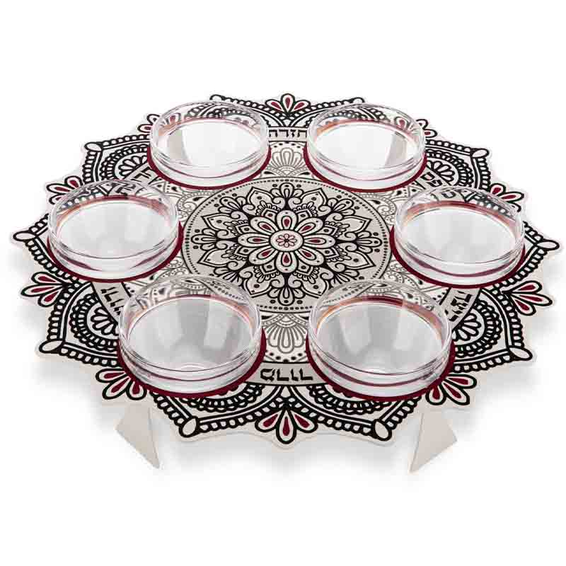 קערת לליל סדר מהודרת ממתכת (32 ס"מ). קערת סדר ייחודית במראה מקורי וטרנדי של מנדלה מעוצבת בהשראת עבודות "קרושה" מסורתיות (סריגה במסרגה אחת). צלחת הסדר היפה שלנו מוסיפה אווירת מלכות לשולחן החג. צלחת הסדר כוללת 6 צלוחיות זכוכית לששת סימני החג. סימני החג השונים מופיעים בשלמותם על גבי הצלחת ומסייעים למקם את הסימנים במקומם המתאים. המשתלבת נהדר עם סטים בגווני אפור, בורדו, כסוף. מחיר מבצע מיוחד באתר מתנות ישראל