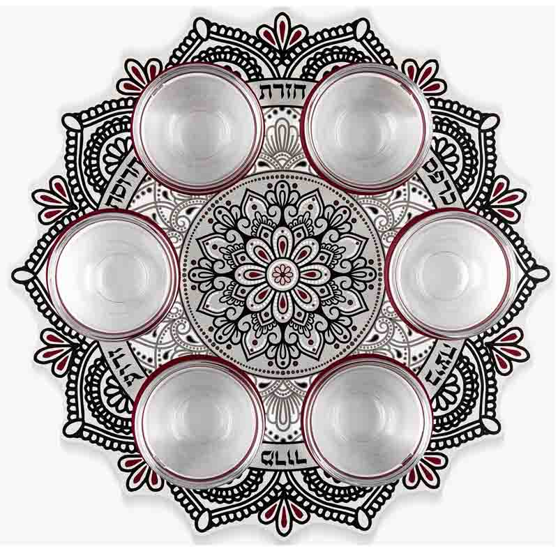 קערת לליל סדר מהודרת ממתכת (32 ס"מ). קערת סדר ייחודית במראה מקורי וטרנדי של מנדלה מעוצבת בהשראת עבודות "קרושה" מסורתיות (סריגה במסרגה אחת). צלחת הסדר היפה שלנו מוסיפה אווירת מלכות לשולחן החג. צלחת הסדר כוללת 6 צלוחיות זכוכית לששת סימני החג. סימני החג השונים מופיעים בשלמותם על גבי הצלחת ומסייעים למקם את הסימנים במקומם המתאים. המשתלבת נהדר עם סטים בגווני אפור, בורדו, כסוף. מחיר מבצע מיוחד באתר מתנות ישראל