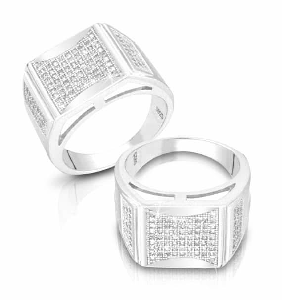 טבעת "חותם" גדולה לגבר מלבנית מכסף 925 סטרלינג משובצת קריסטלים לבנים. עם ציפוי רודיום יוקרתי איכות צורפות גבוהה במיוחד. מחיר מבצע אתר מתנות ישראל