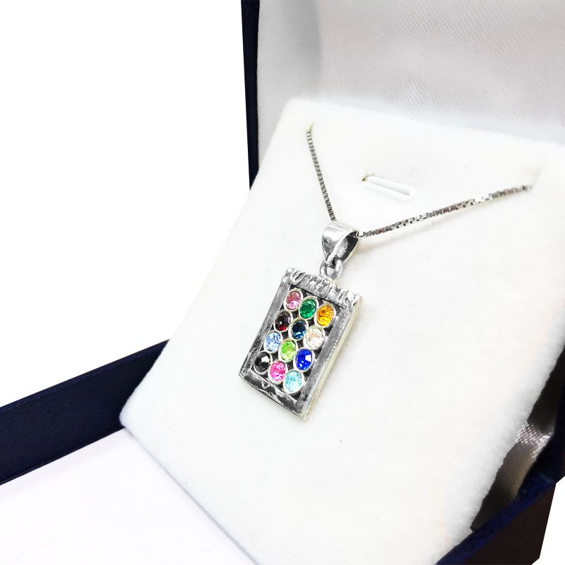 "Hoshan" necklace (2*1.5 cm) made of 925 silver, set with 12 crystals in the center, and the inscription "Hoshan stones"
