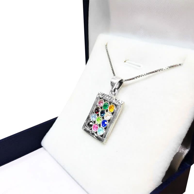 שרשרת "חושן" (2*1.5 ס"מ) מכסף 925 משובץ ב-12 קריסטלים במרכזו, וכיתוב אבני חשן