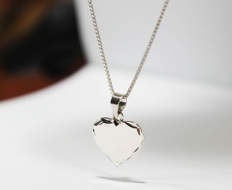 Small heart necklace made of 925 silver with decorations around it, for engraving or not.