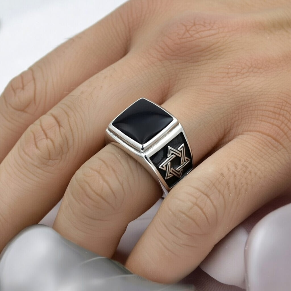 טבעת "מגן דוד" מכסף 925 משובץ אבן אוניקס