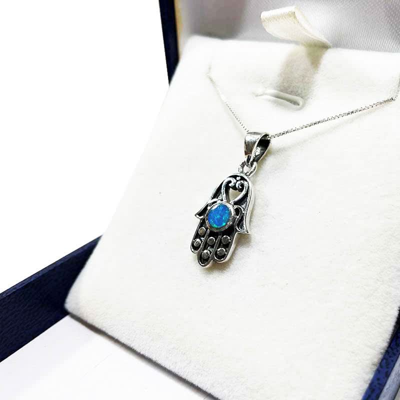 חמסה מהממת מכסף 925 אמיתי. משובץ עם אבן אופל כחולה. עם עיטור לב. כולל שרשרת כסף. מחיר מבצע